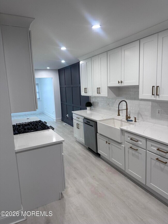 Foto del edificio - 225 Longwood Dr