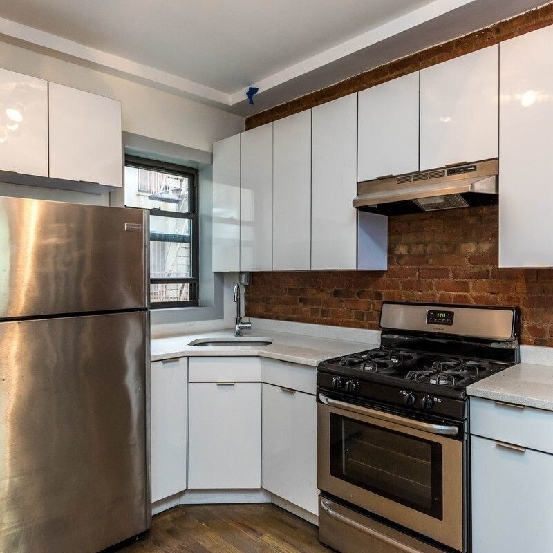 Primary Photo - 17-24 Woodbine St