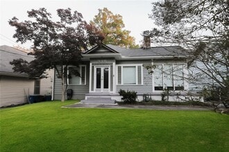 Building Photo - 916 Greenwood Ave NE