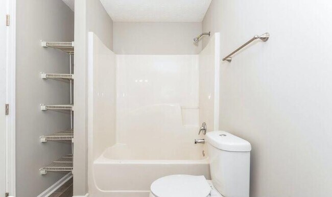 Building Photo - 536 Dove Way