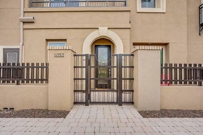 Building Photo - Luxury 2 Bedroom Condo MOVE-IN READY!