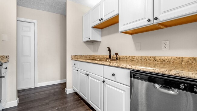 Building Photo - Coastal Chic: Newly Renovated 2 Bed, 2 Bat...