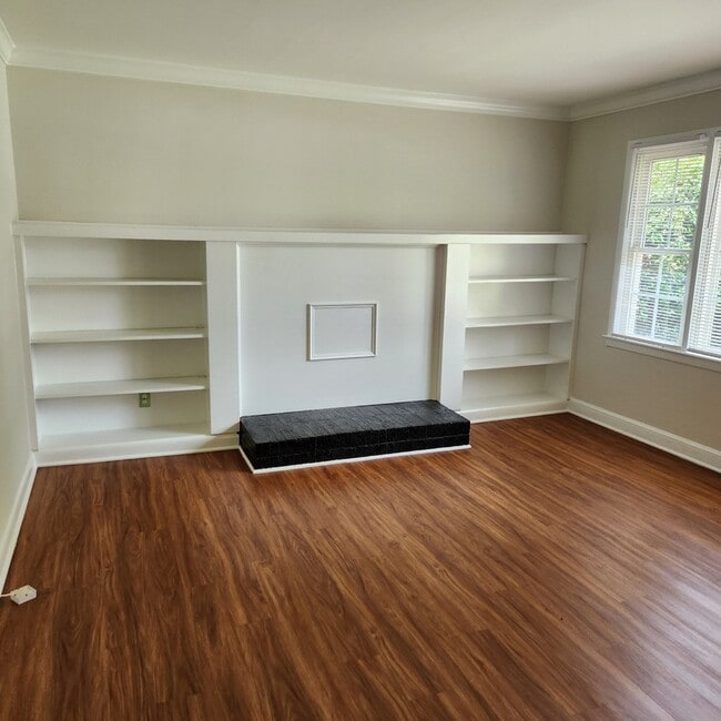 Photo - 6 N Gaywood Dr House