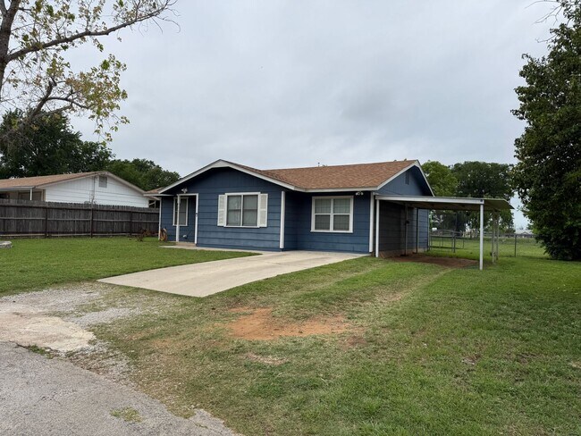 Foto del edificio - 3 Bedroom Home With Large Fenced In Yard