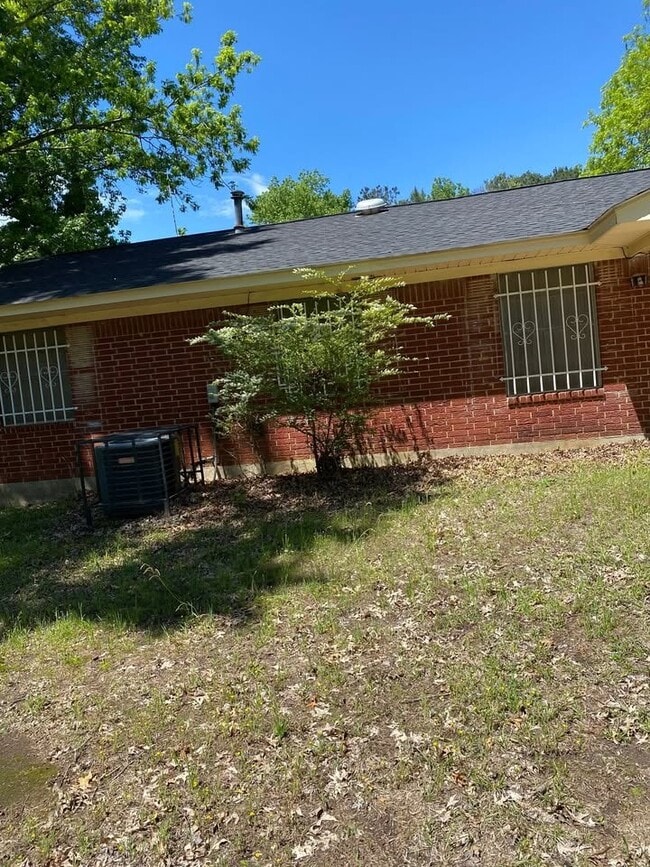 Building Photo - 870 Columbia Rd 46