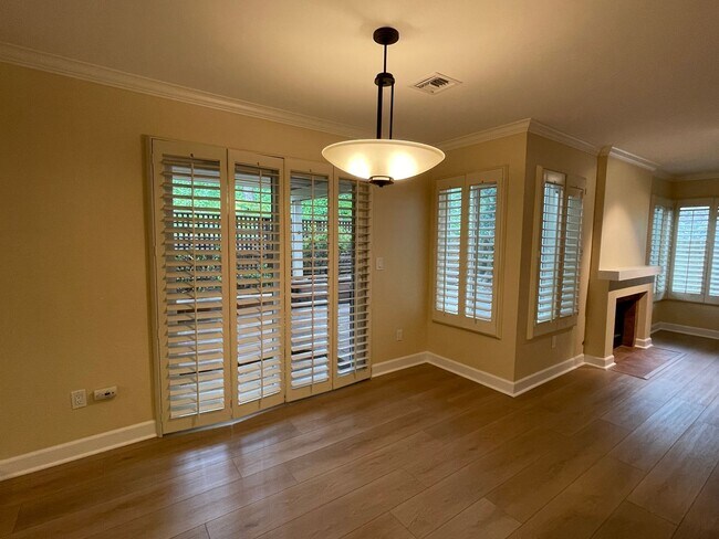 Foto del edificio - End Unit Townhome with Park-Like Atmosphere