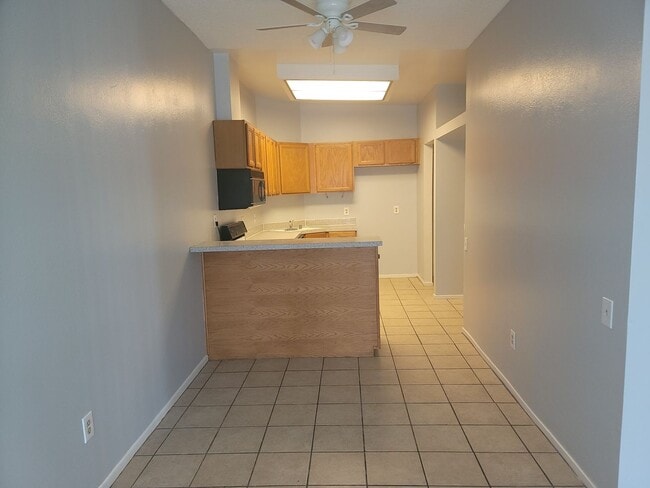 Building Photo - SW-2 bedroom- 1.5bath with 2 car garage Condo