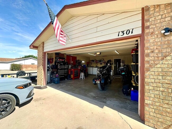 Building Photo - Welcome to this 3 BD, 2 Bth home situated on a corner lot!!