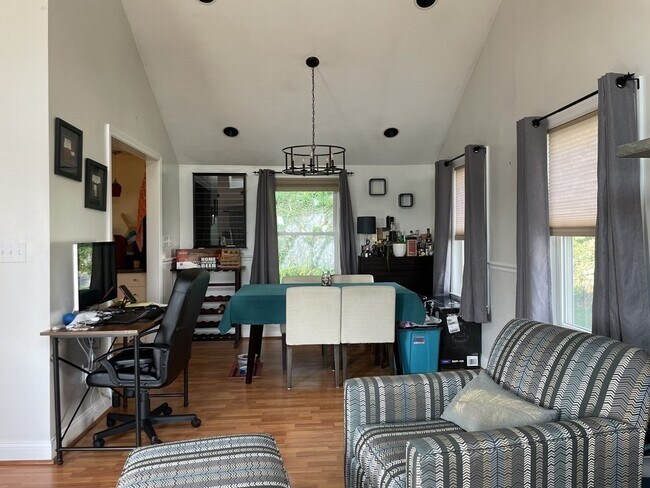 Foto del edificio - 235 Pine Hill Cir