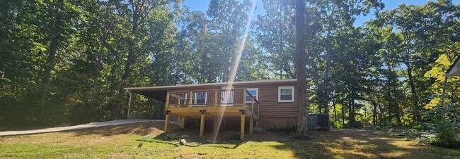 Building Photo - Cozy, completely remodeled 2 bedroom / 1 b...