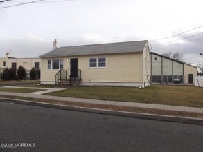Building Photo - 1504 Sewall Ave