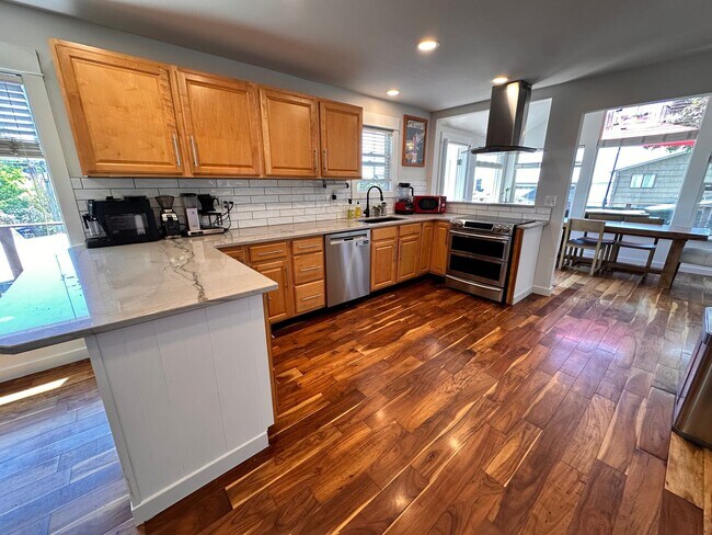 Foto del edificio - Charming West Seattle Home with Views of Puget Sound