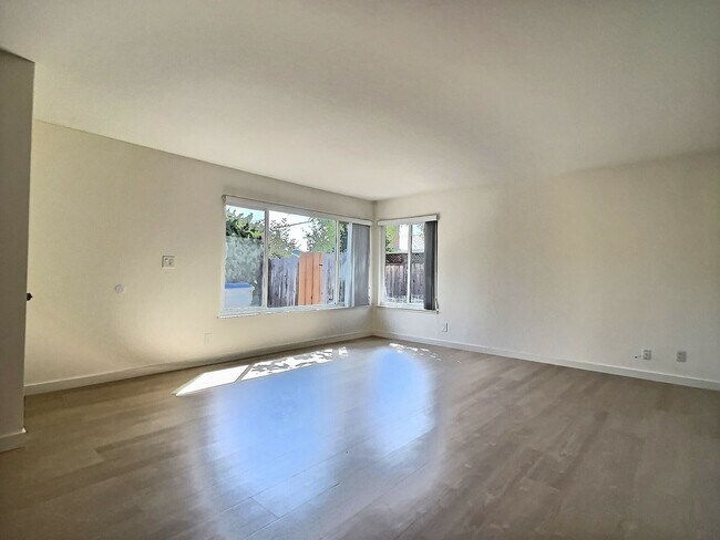 Building Photo - 3BD/2BA - Updated Duplex in Cozy Willow Gl...