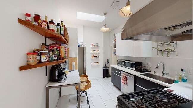 Foto del edificio - Room in 5 Bedroom Apartment at 418 Bryant St
