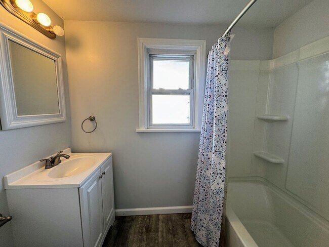 Building Photo - 228 Ella St