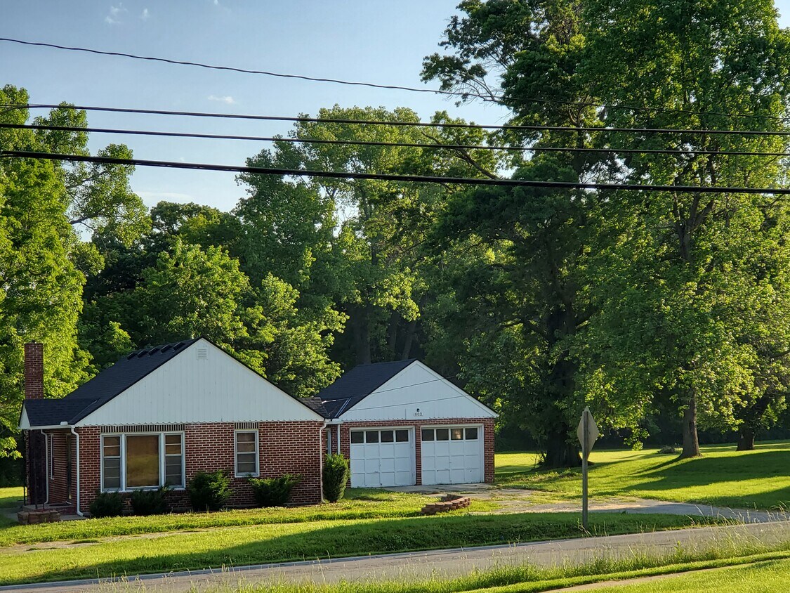 Primary Photo - 802 E South St