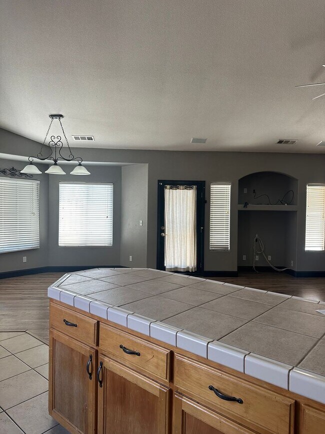 Building Photo - Cozy home in well established neighborhood, close to Annie R. Mitchell Elementary