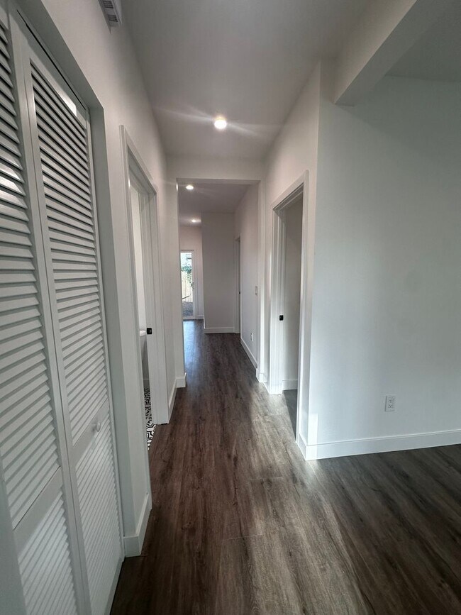 Foto del edificio - 611 Silver Strand Blvd