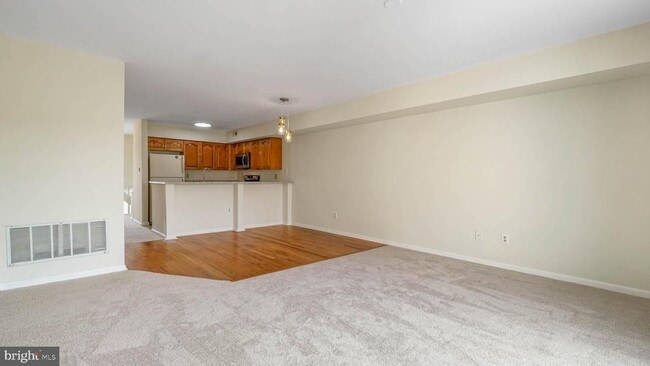 Building Photo - 26 Queen Anne Way