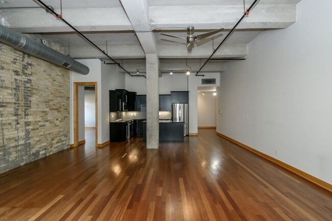 Building Photo - 239 E Chicago St