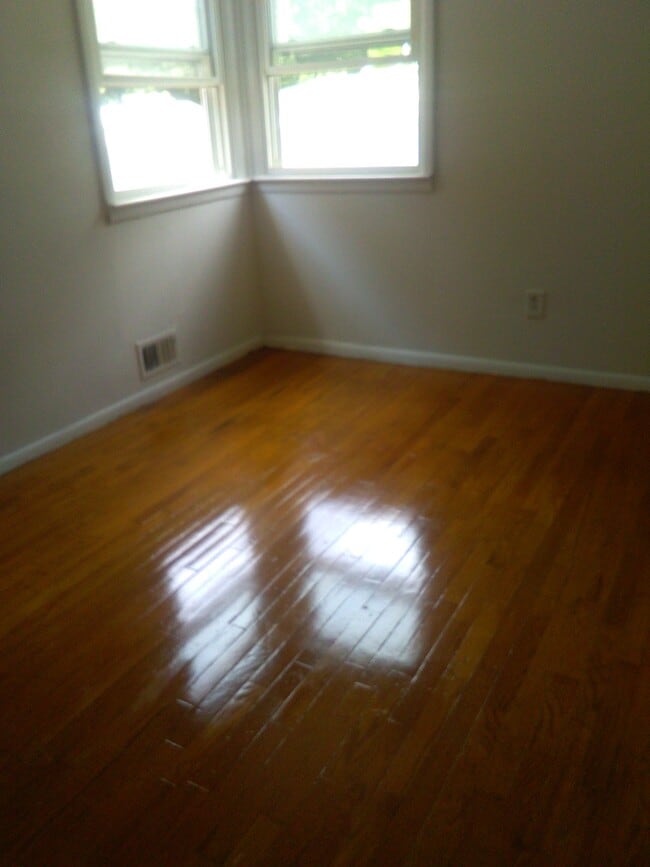 Building Photo - 105 Rustic Pl
