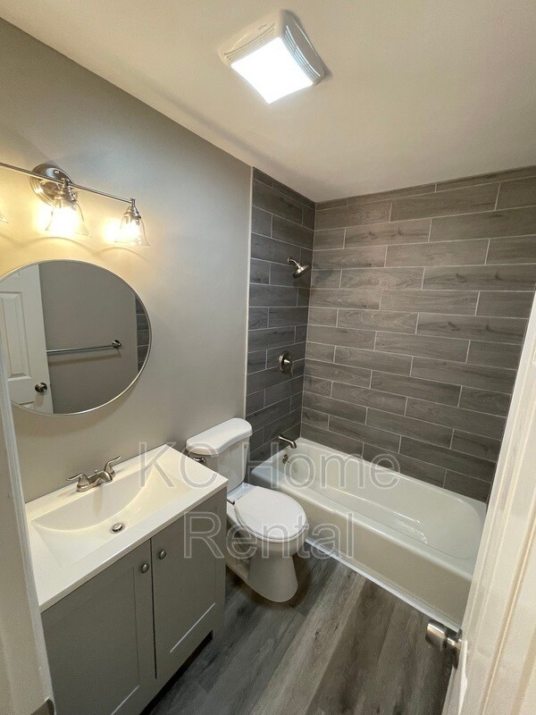 Building Photo - 706 NE Orchard St