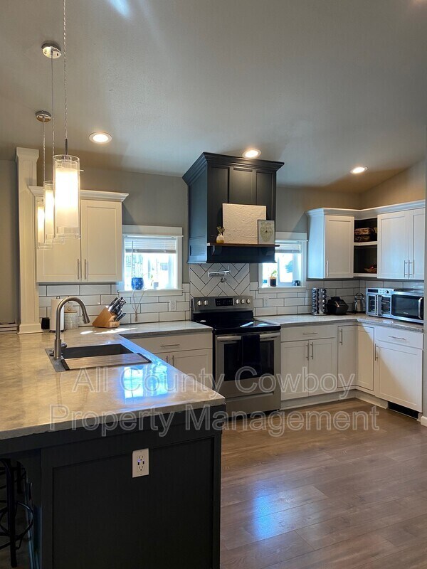 Building Photo - 352 N. Cedar St