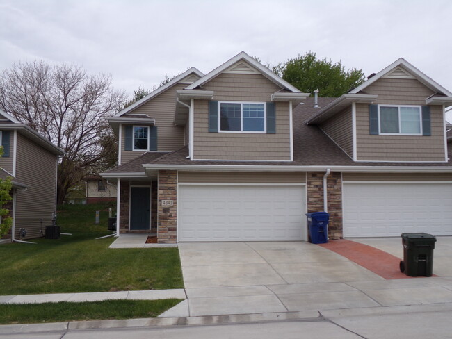Building Photo - BCR Beautiful 2 level Townhome in NW Lincoln