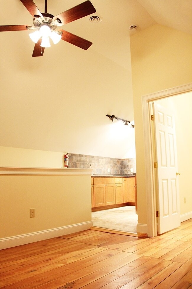 Photo - 162 North St Apartment