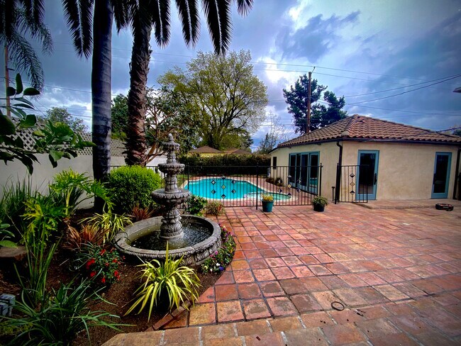 Foto del edificio - 1040 N Maple St