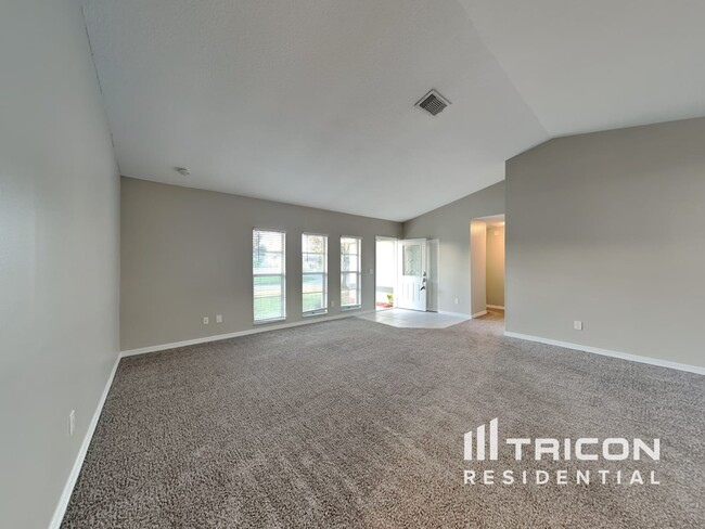 Foto del edificio - 823 Balsamwood Ln