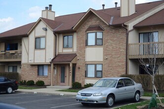 Building Photo - 2241 Hedgerow Road