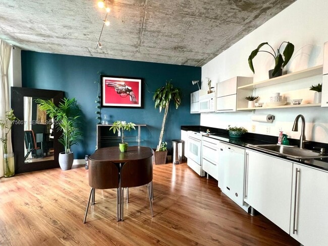 Foto del edificio - 690 SW 1st Ct