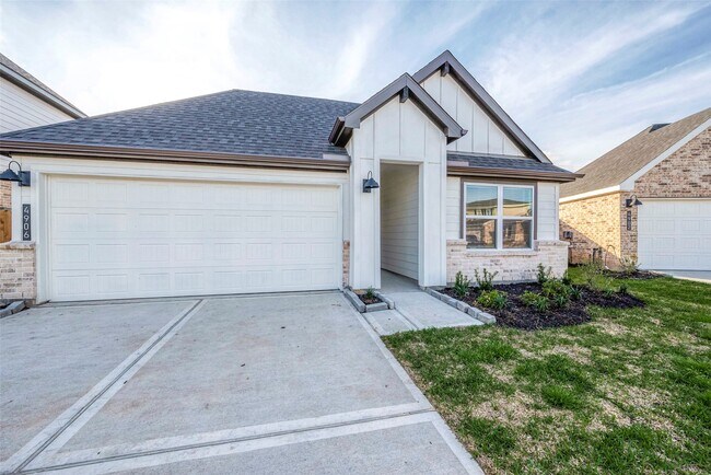 Foto del edificio - 4906 Edgewood Dr