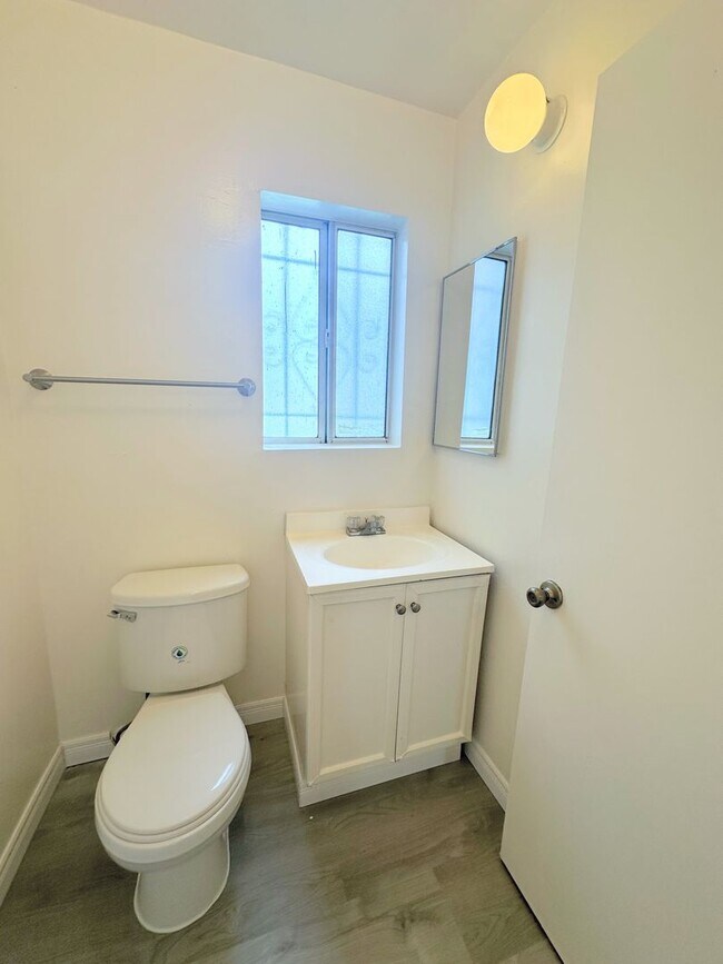 Foto del edificio - 2-Story Townhome with parking, in unit laundry hookups, 2bd/1.5ba!