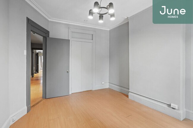 Foto del edificio - ROOM ONLY in 4-bed/1.0-bath Home