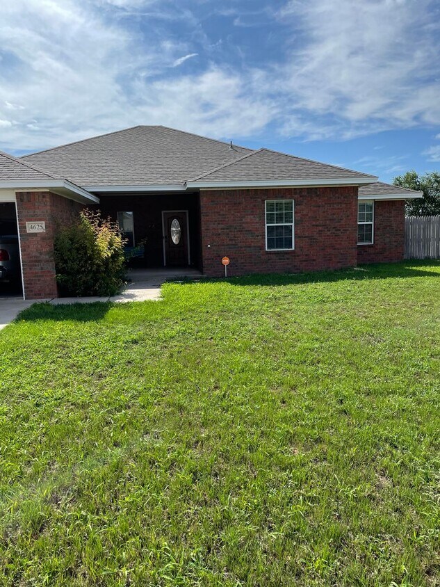Foto principal - Spacious 4 Bed 2 Bath! Mesa School District!