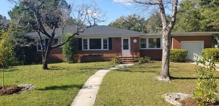 Building Photo - 211 Oak Leaf Dr