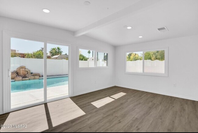 Foto del edificio - 7900 N Thornydale Rd