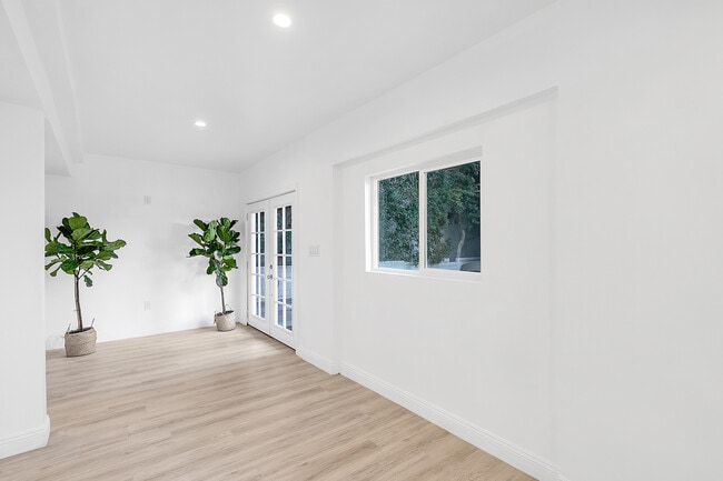 Building Photo - 1040 N Crescent Heights Blvd