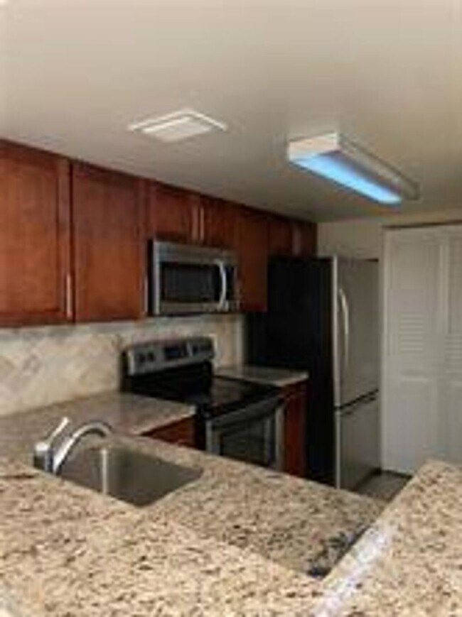 Renovated 2/2 with Balcony & Lake View | L... - Renovated 2/2 with Balcony & Lake View | L... Apartment