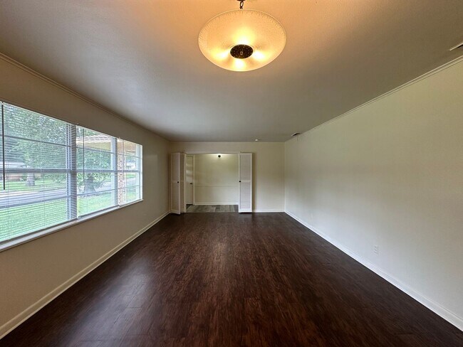 Building Photo - 2725 Tanglewood Dr