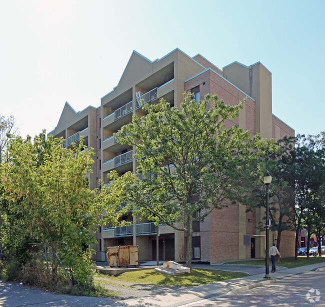 Building Photo - Central Place