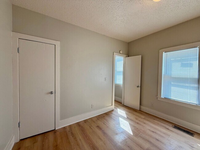 Foto del edificio - 1445 S Hydraulic Ave