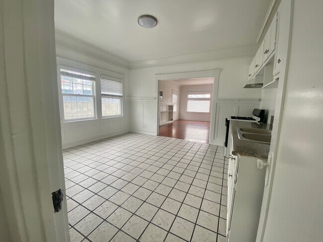 Building Photo - 2921 Van Buren Plz