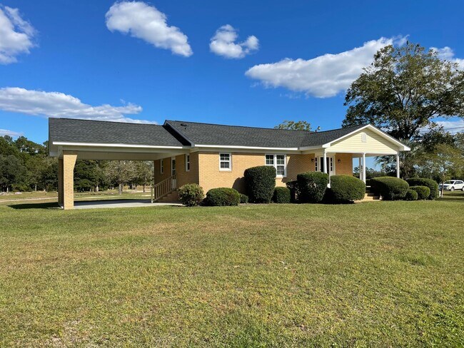 Building Photo - Brick Rancher with Country Charm & Great L...