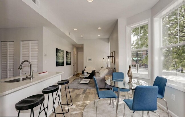 Foto del edificio - Charming 2 BR/2 BA Apartment in Petworth!