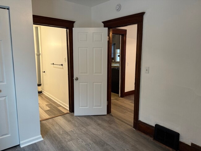 Building Photo - 3 Bed/1 Bath - Unit 132Ngor