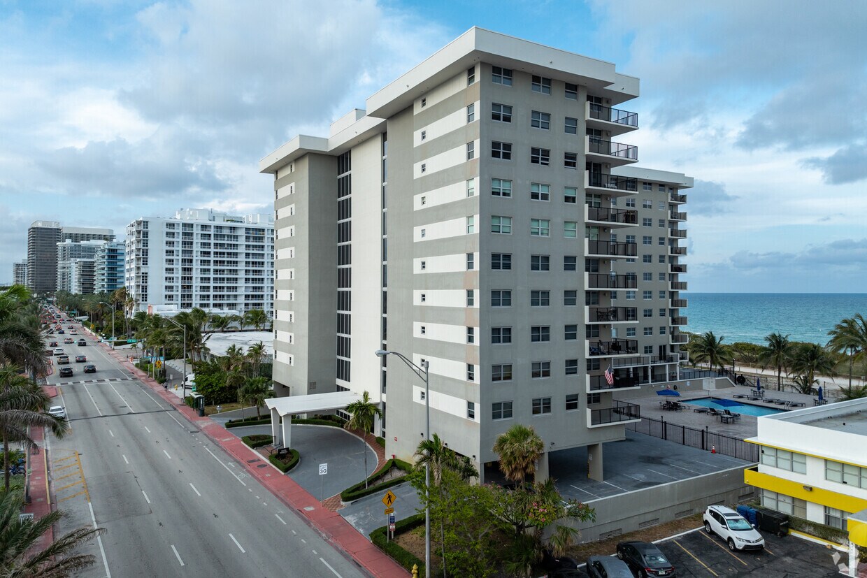 9273 Collins Ave - The Manatee