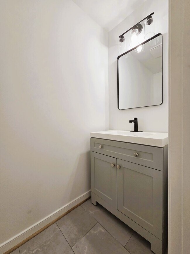 Foto del edificio - Large 3 story home located in Glenwood Park just minutes from downtown Richmond